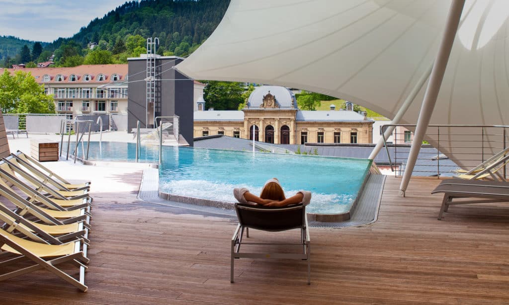 Relaxen am Außenpool des Palais Thermal imSchwarzwald