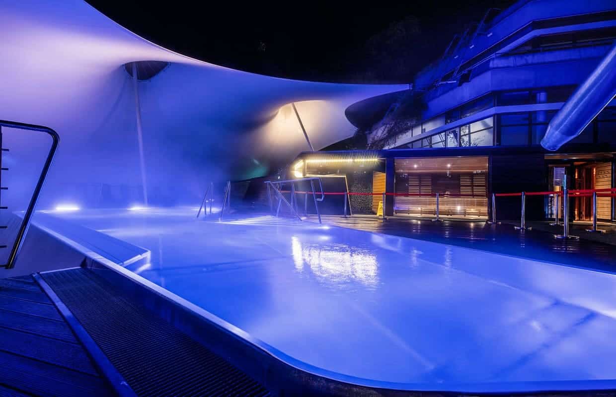 Thermalwasser Außenpool bei Nacht im Wellnesshotel im Schwarzwald