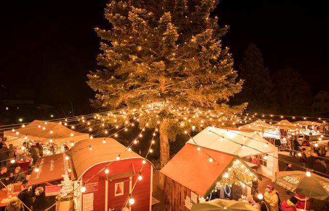 Weihnachtsmarkt unterm Lichterzelt