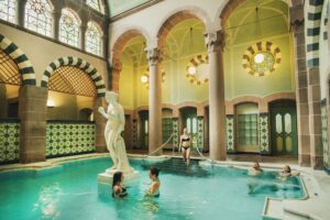 Kann ich das Palais Thermal mit Badekleidung nutzen?