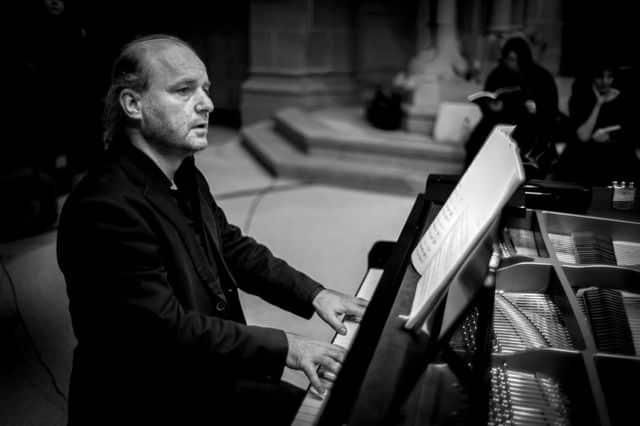 Jens Schlichting am Klavier – Stummfilmkomödie „Kohlhiesels Töchter“ von Charlie Chaplin