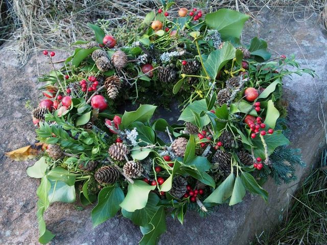 Zauberhafte Naturkränze aus Bestandteilen des Waldes