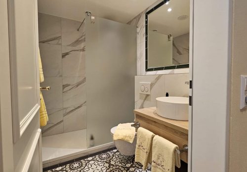 Badhotel 9 Badhotel Doppelzimmer Comfort mit Dusche zum Wald