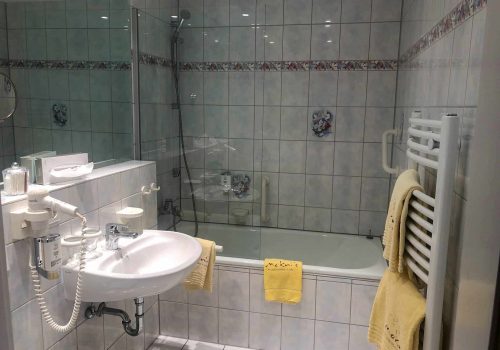 Doppelzimmer Maximum Rossini Bad im Wellnesshotel Moknis im Schwarzwald