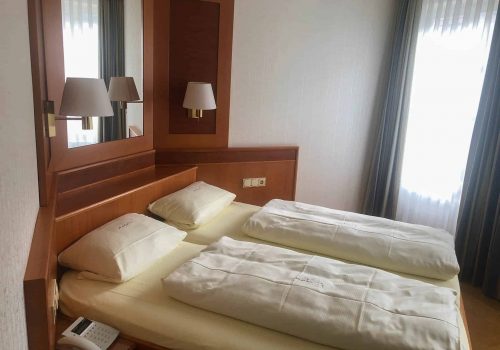 Doppelzimmer Maximum Rossini Bett im Wellnesshotel Moknis