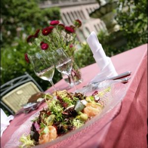 Frischer Garnelen Salat auf der Restaurant Rossini Enz Terrasse in Bad Wildbad