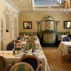 Großer Rossini Salon Tafel für Feste Wellnesshotel Moknis im Schwarzwald