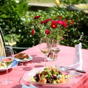 Frischer Garnelen Salat auf der Restaurant Rossini Enz Terrasse in Bad Wildbad