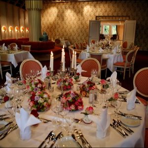 Runder dekorierter Tisch im Festsaal für Hochzeiten und Feiern